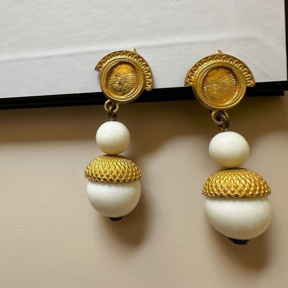 White and gold tone vintage drop clip on earrings - Picture 9 of 9